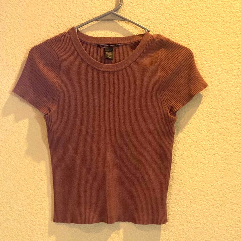 Victoria Secret ribbed and extra soft 🥰
form fitting ..Mauve Short Sleeve Top